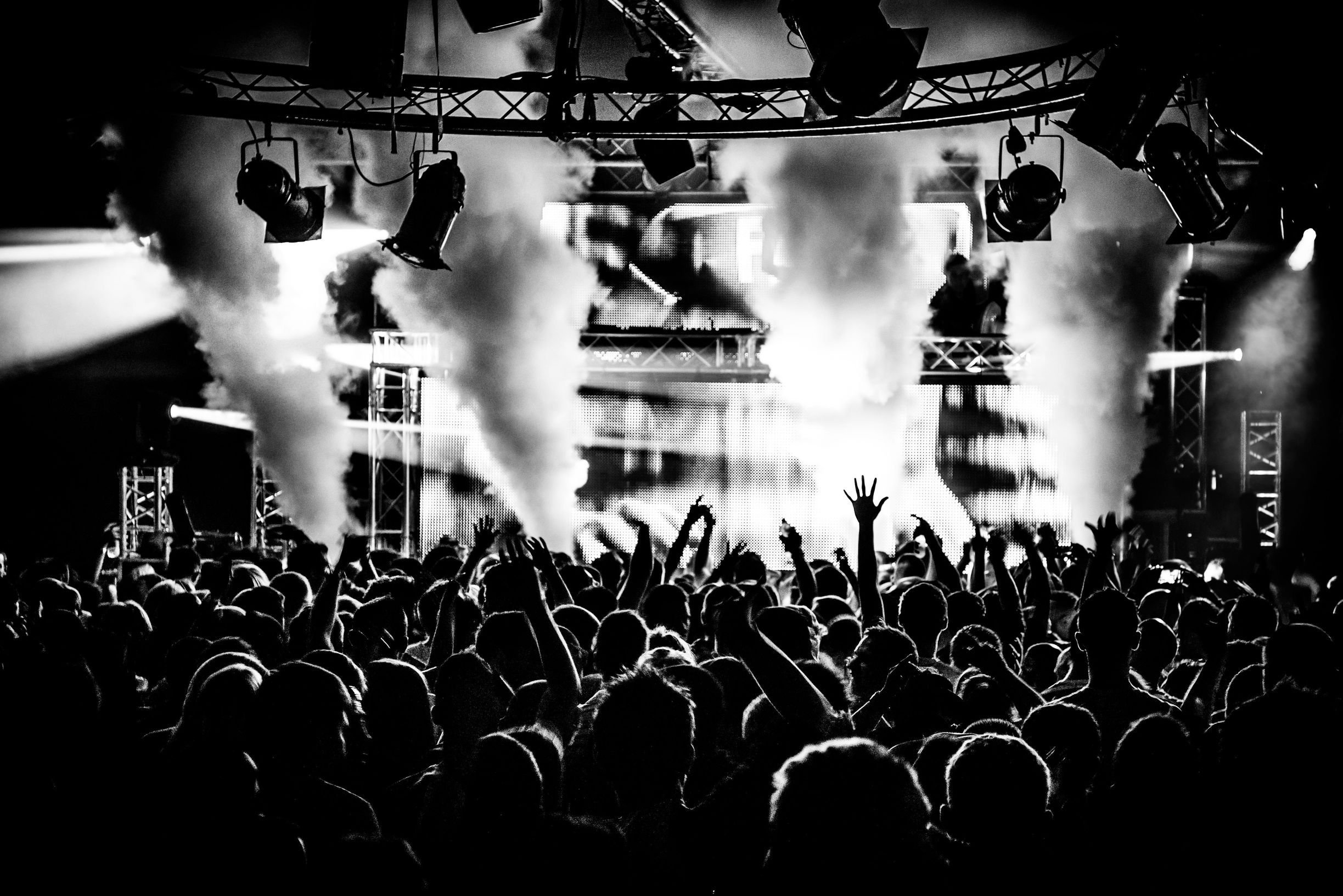 NIGHTCLUB PARTY WITH ICE CANON AND SMOKE MACHINE